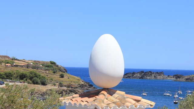 פסל של ביצה על גג ביתו של דאלי בפורט ליגאט