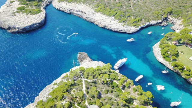 יאכטות עוגנות בחופי האי מיורקה, ספרד