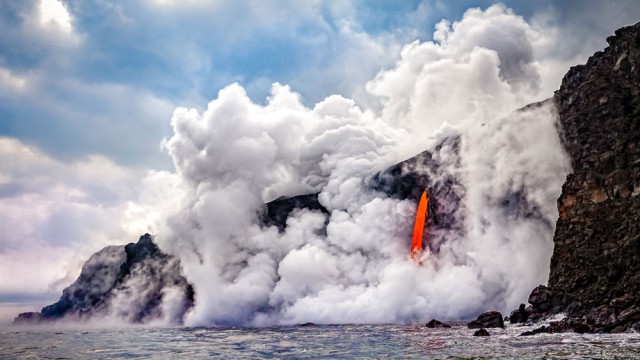 לבה רותחת זורמת לים בפארק הלאומי הרי הגעש של הוואי