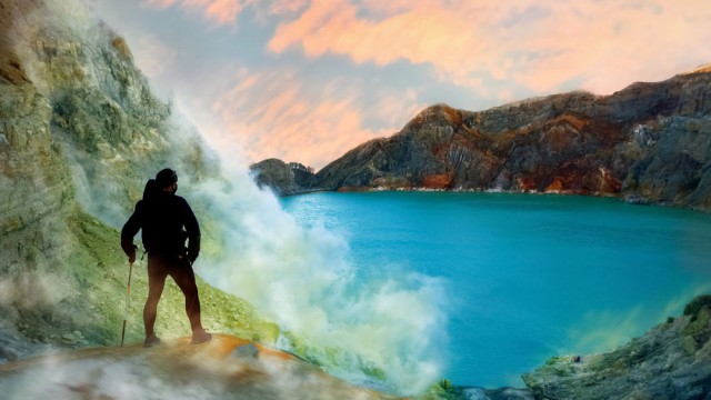 זריחה מעל קלדרת איג'ן שבאי ג'אווה, אינדונזיה