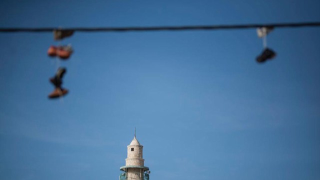 קצה מסגד ונעליים על חוט, צילום: עתליה כ"ץ