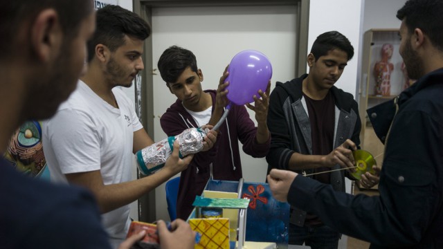 נערים בבית ספר אורט לילינטל שזכו במקום הראשון בטורניר הכספת במכון ויצמן, צילום: אלי אטיאס