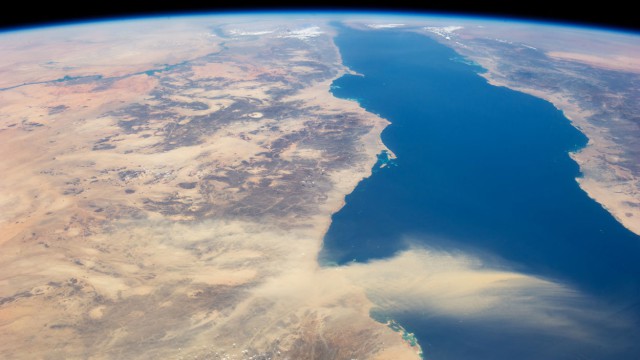 סופת אבק נעה מעל הים האדום לעבר ערב הסעודית