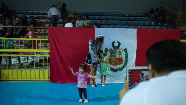 אב מצלם את בתו הצעירה באירוע של יוצאי פרו במתנ"ס העירוני, צילום: שי ביליס